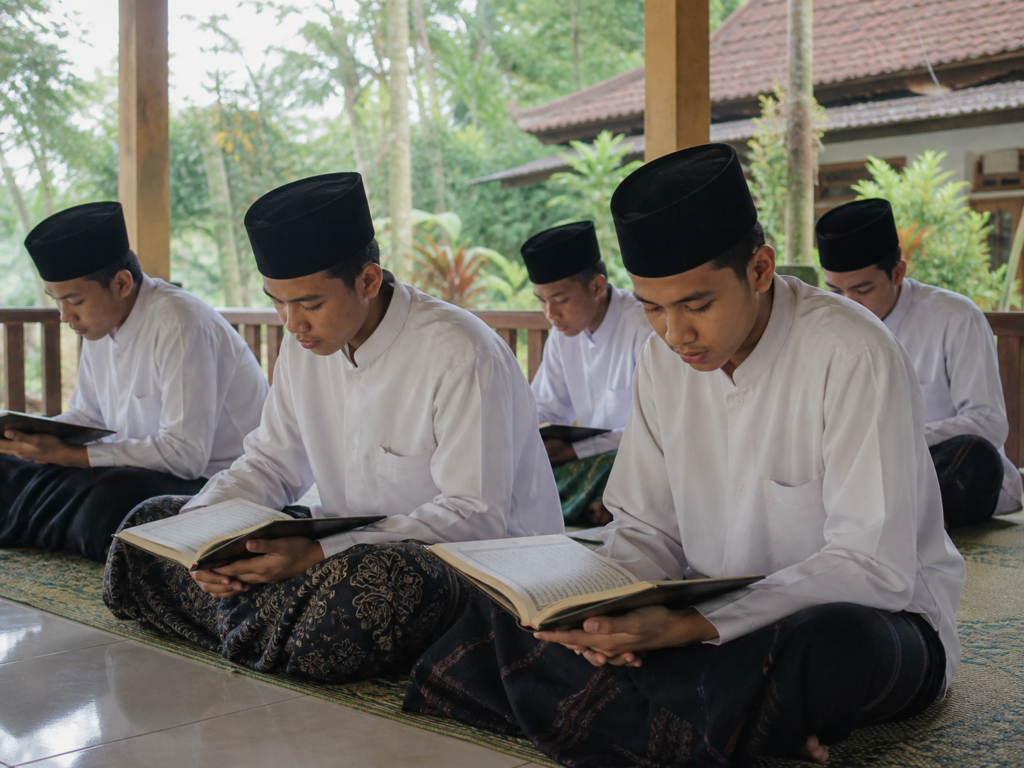 Santri melakukan murajaah Al-Qur’an bersama